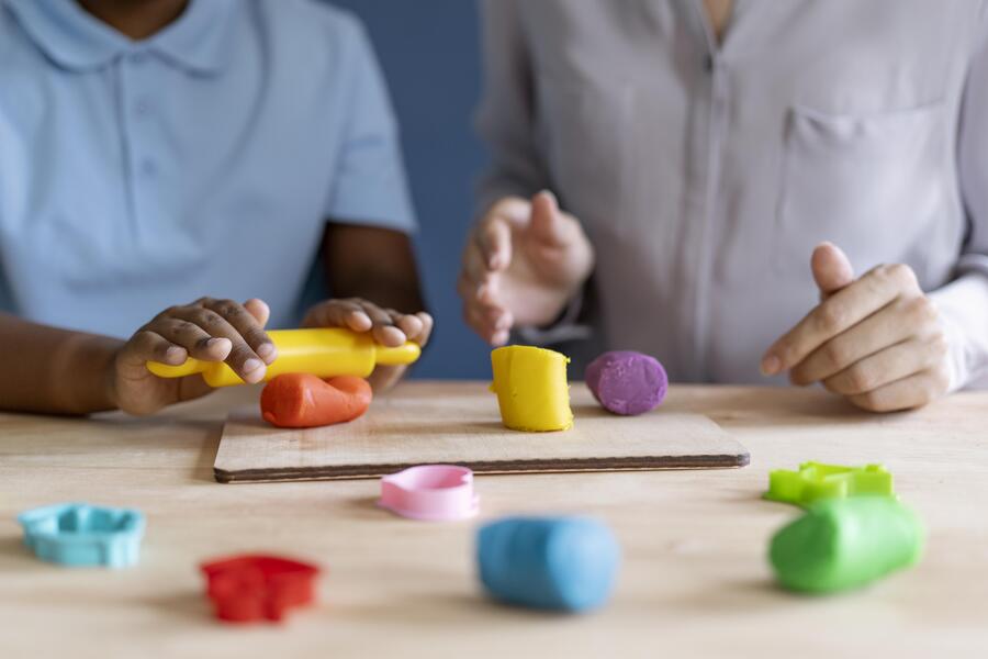 Child making an occupational therapy session with a psychologist